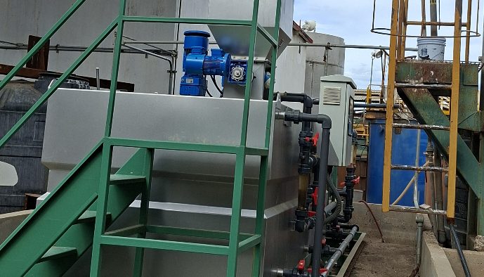 Centrifugal decanter installation